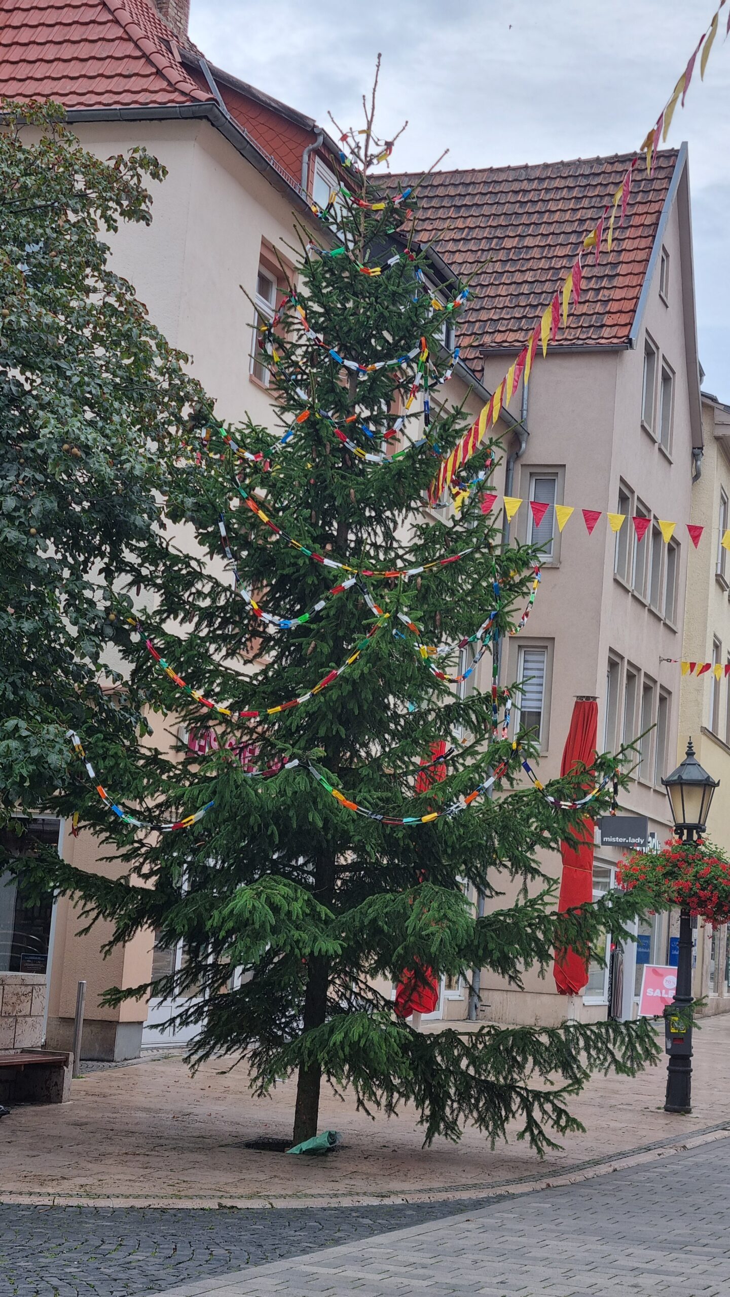 Der Kirmesbaum wartet